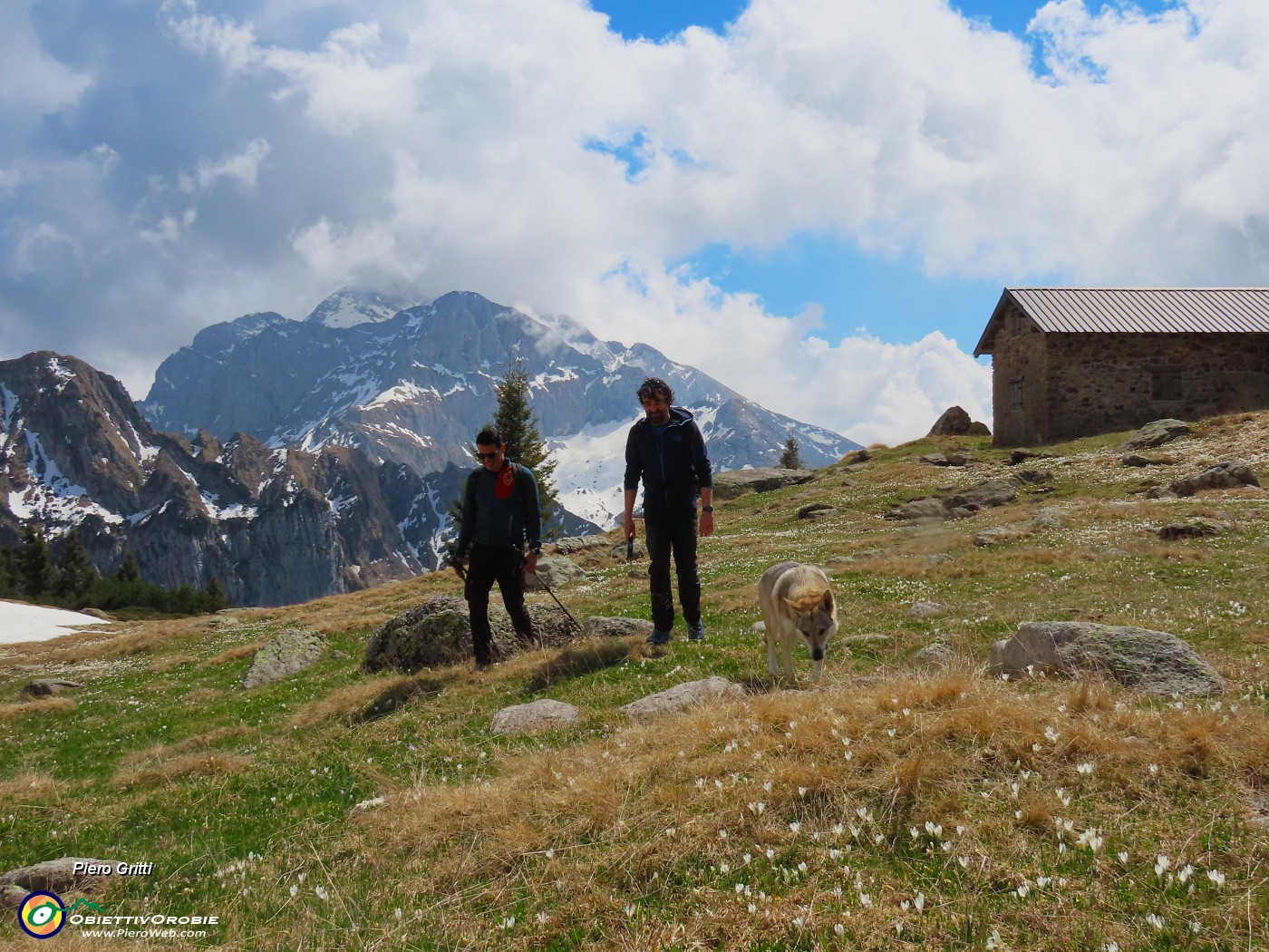 69 Baita Monte Campo (1878 m) con bivacco sempre aperto per  emergenze .JPG
